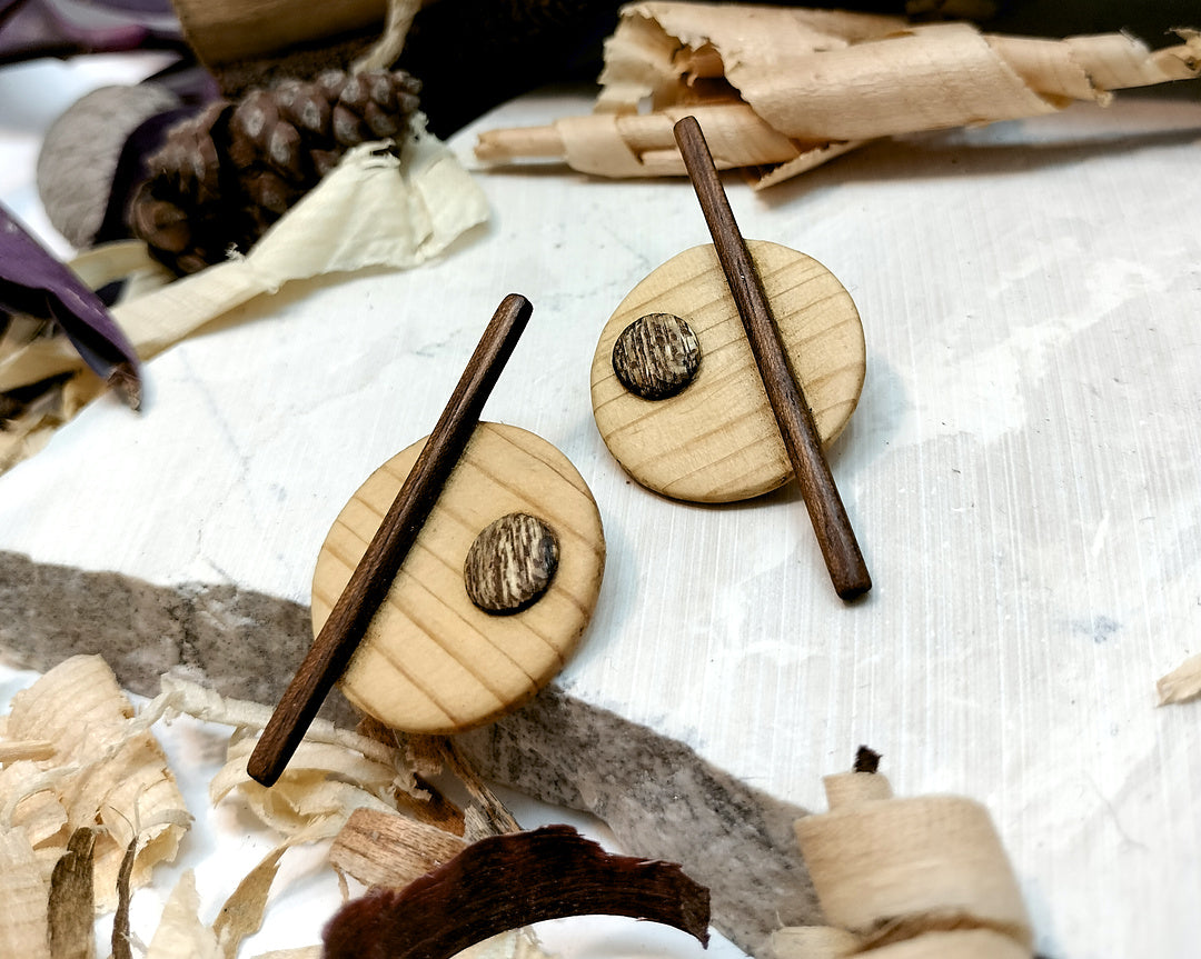 Round stud earrings "The Guiding Line" from Pine, Iroko and Meranti wood