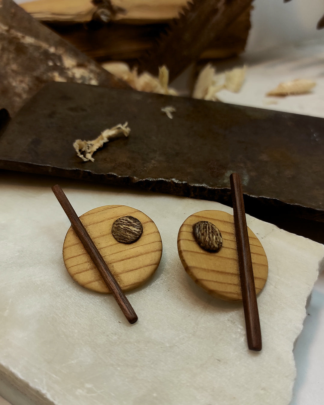 Round stud earrings "The Guiding Line" from Pine, Iroko and Meranti wood