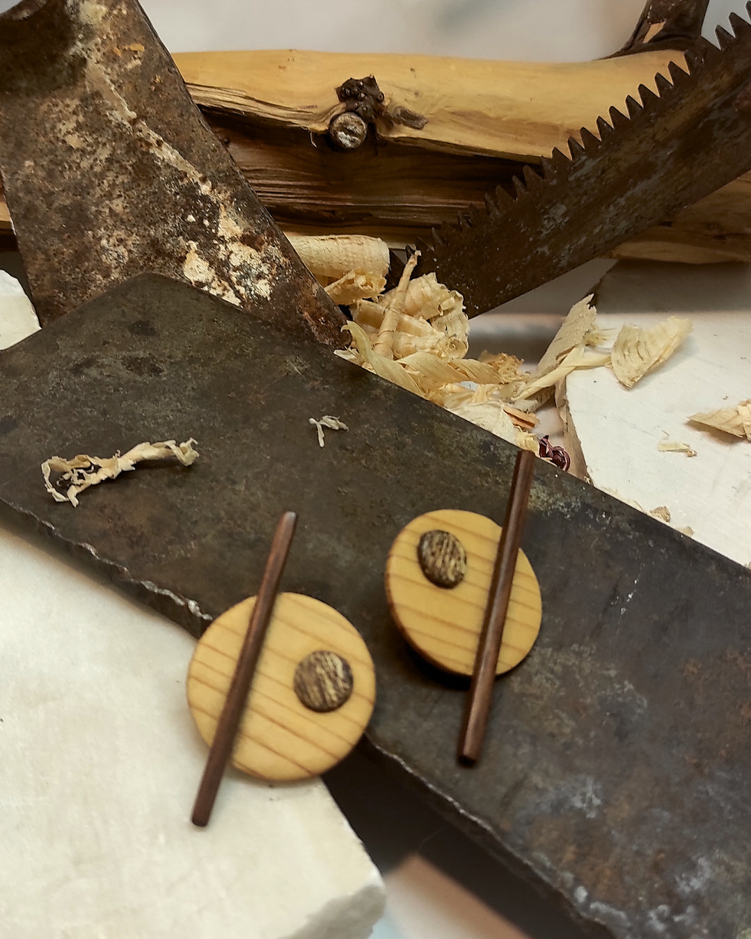 Round stud earrings "The Guiding Line" from Pine, Iroko and Meranti wood