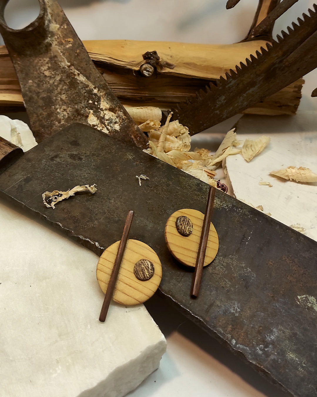 Round stud earrings "The Guiding Line" from Pine, Iroko and Meranti wood