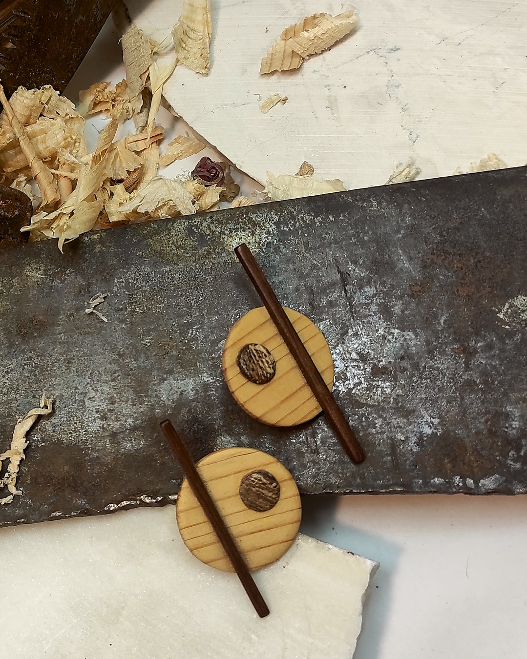 Round stud earrings "The Guiding Line" from Pine, Iroko and Meranti wood
