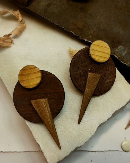 Round stud earrings "The Exclamation" from Iroko, Eycalyptus and Pine wood