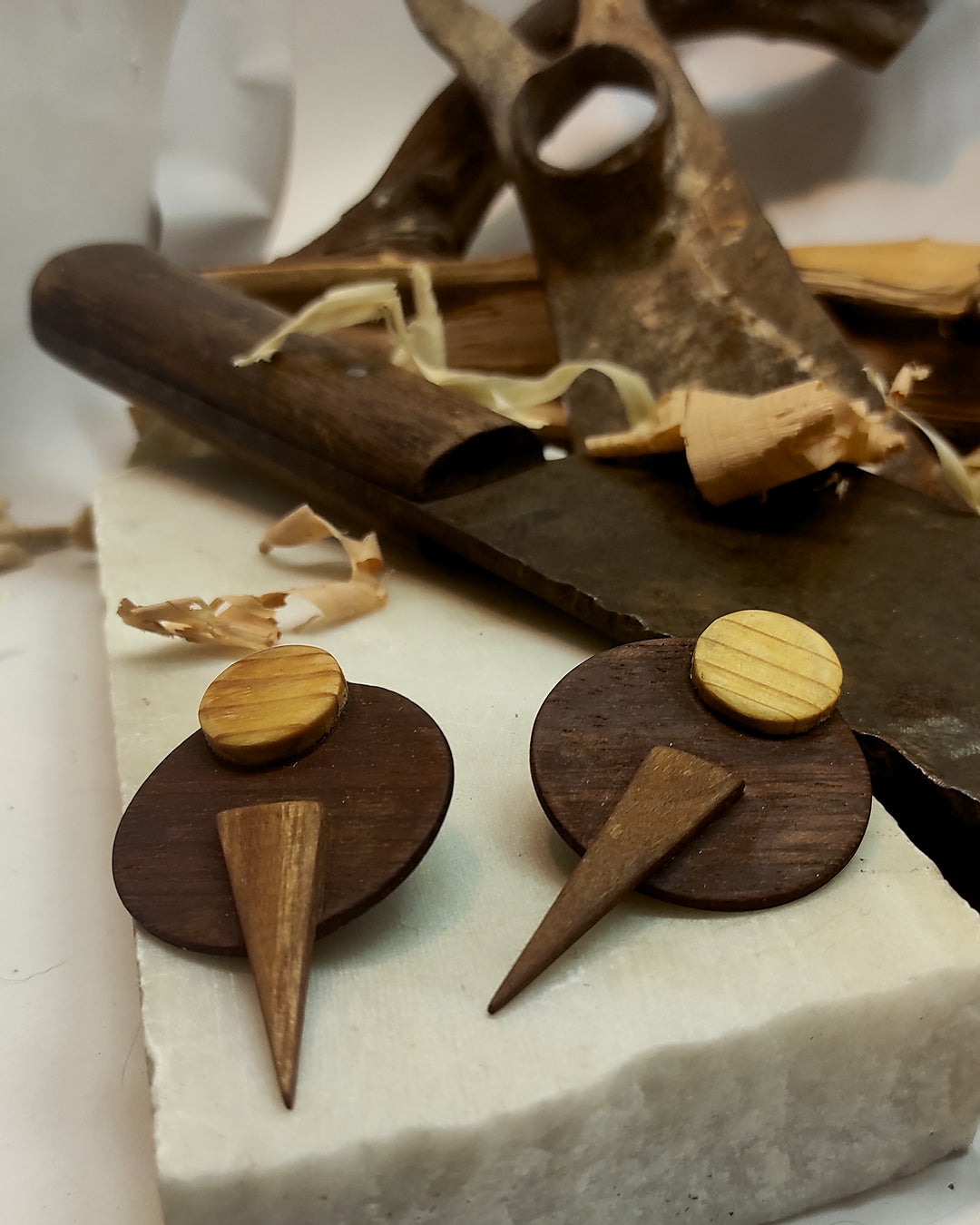Round stud earrings "The Exclamation" from Iroko, Eycalyptus and Pine wood