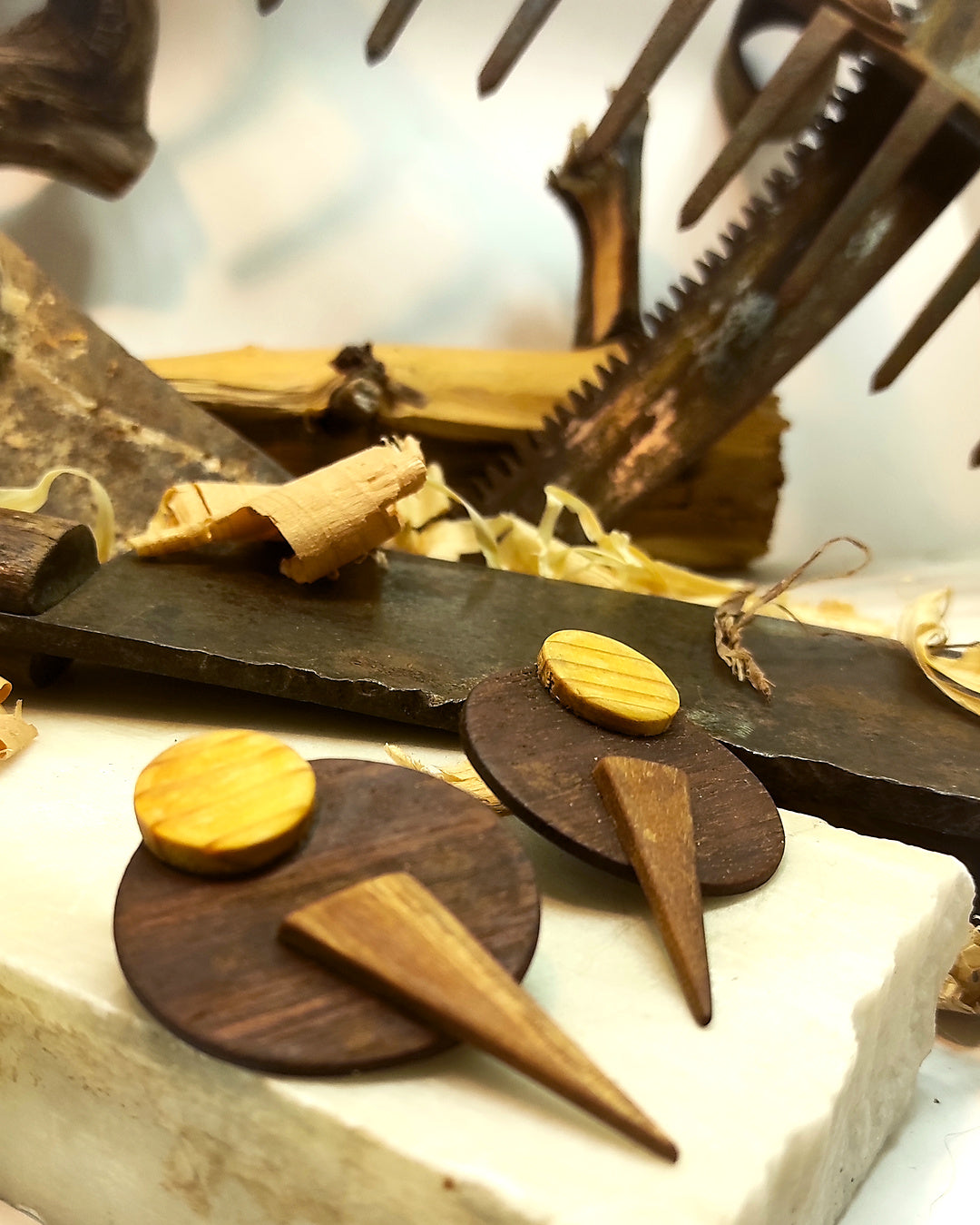 Round stud earrings "The Exclamation" from Iroko, Eycalyptus and Pine wood