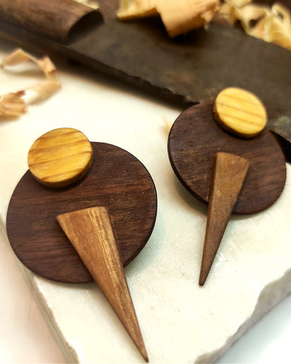 Round stud earrings "The Exclamation" from Iroko, Eycalyptus and Pine wood