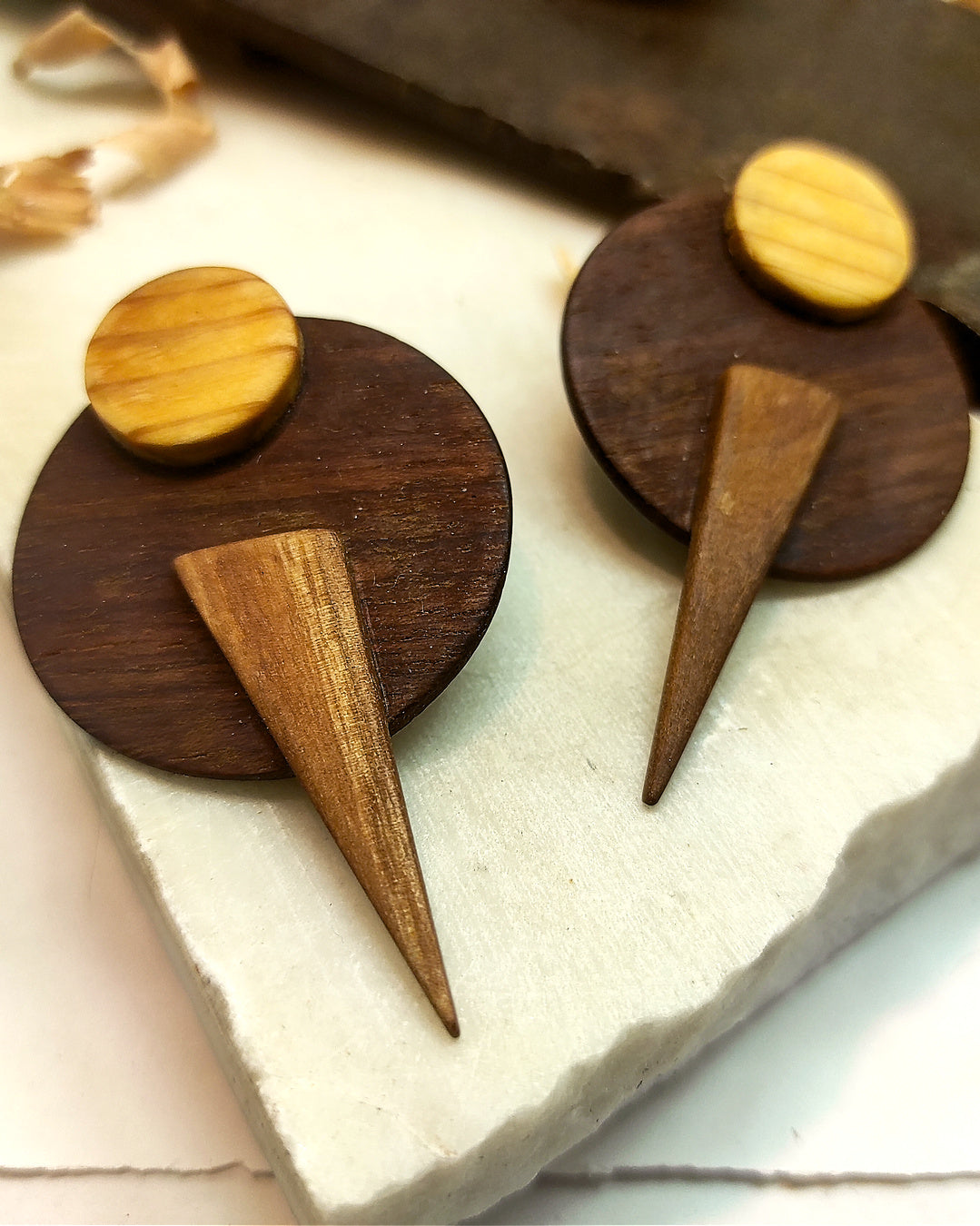 Round stud earrings "The Exclamation" from Iroko, Eycalyptus and Pine wood