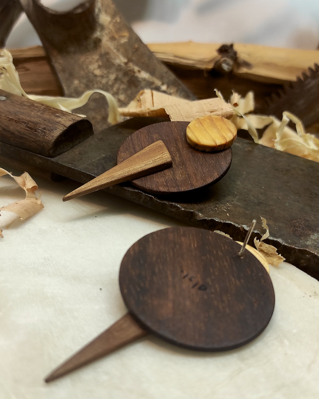 Round stud earrings "The Exclamation" from Iroko, Eycalyptus and Pine wood