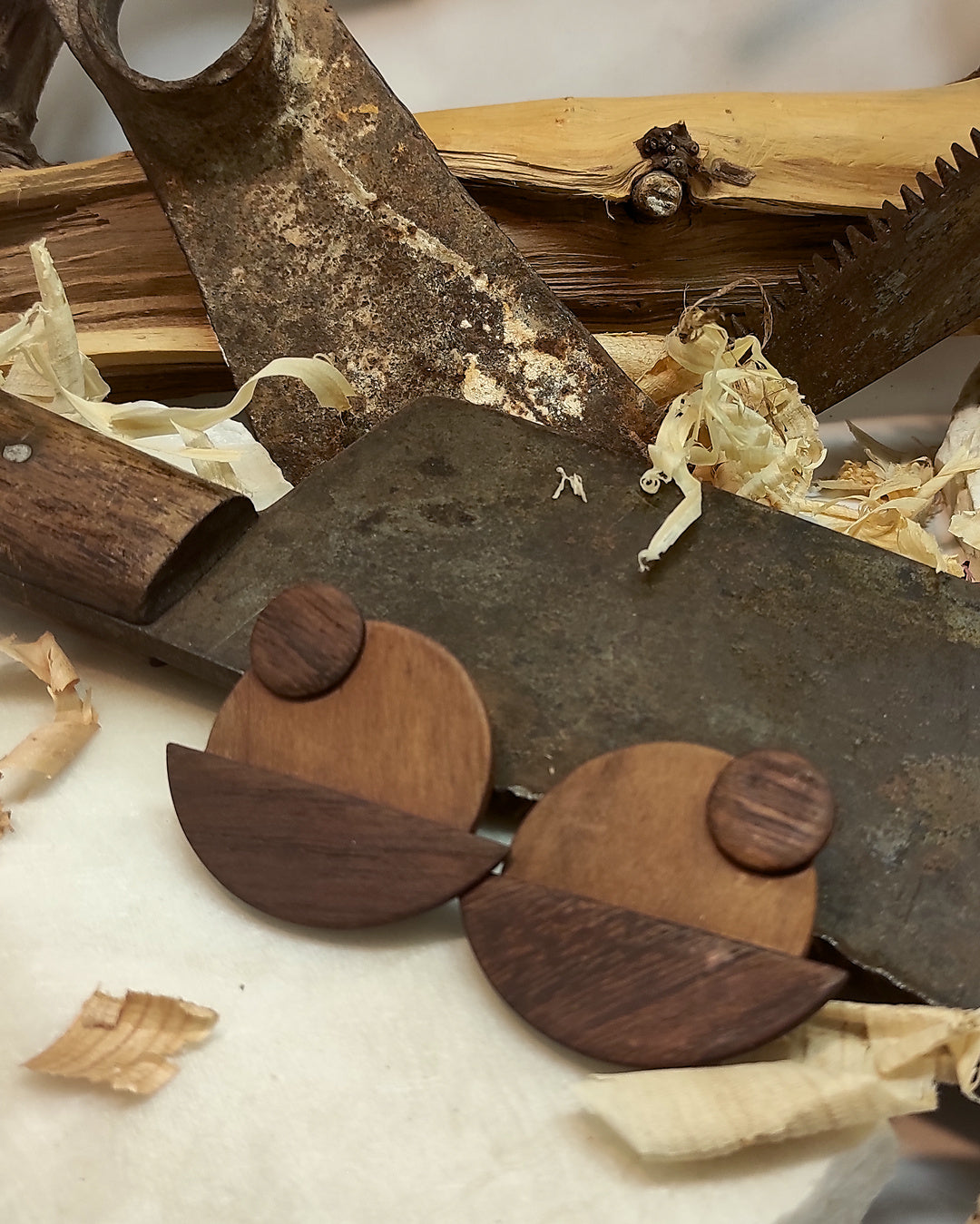 Round stud earrings "The Walnut Dawn" from Walnut and Iroko wood