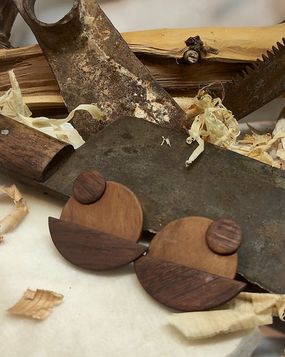 Round stud earrings "The Walnut Dawn" from Walnut and Iroko wood
