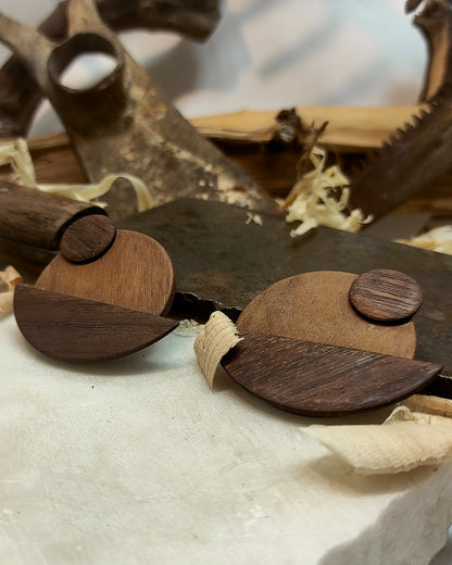 Round stud earrings "The Walnut Dawn" from Walnut and Iroko wood
